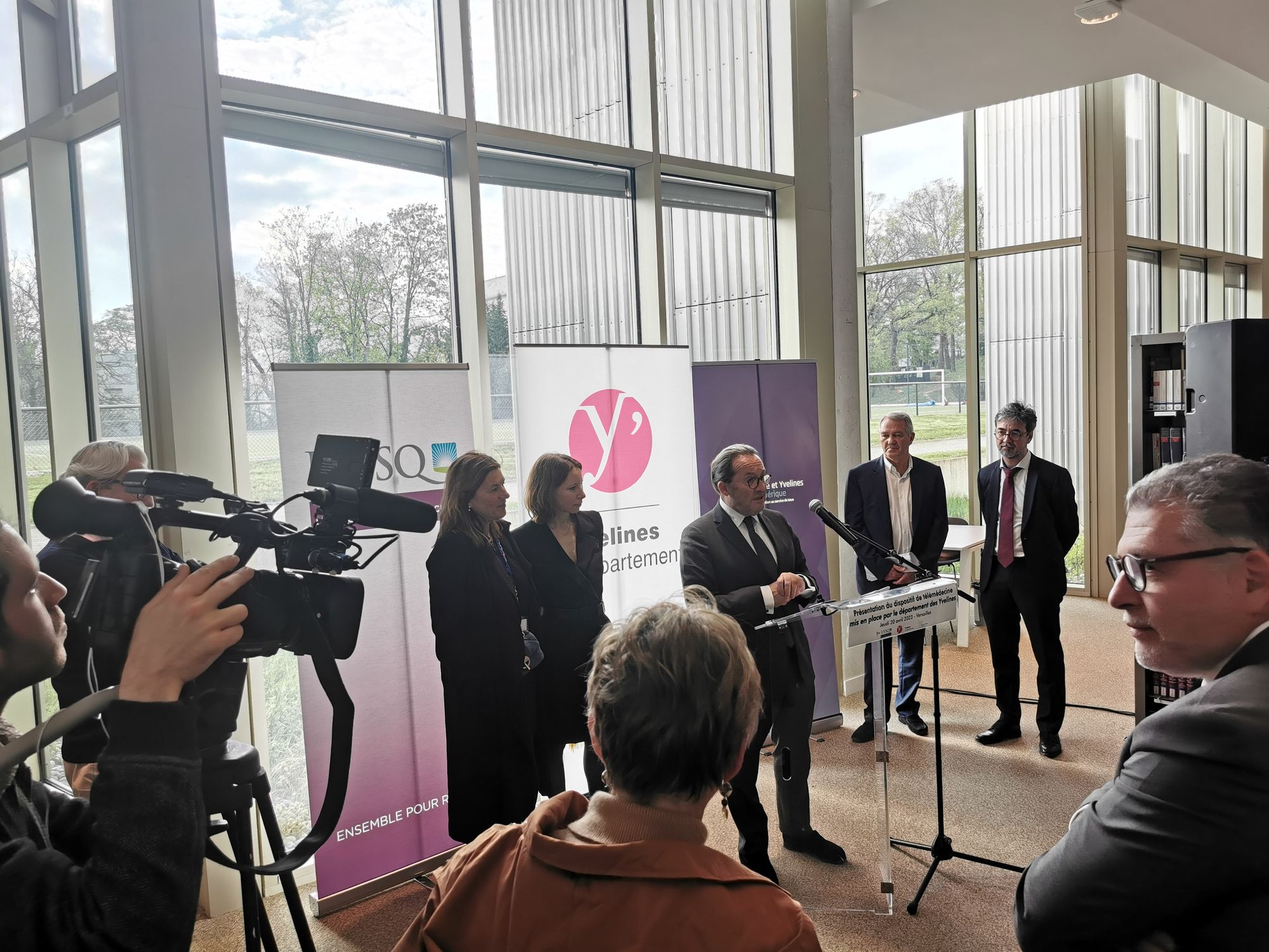 H4D CEO Valérie Cossutta (far left) watches as Yvelines Department President Pierre Bédier (center) speaks.